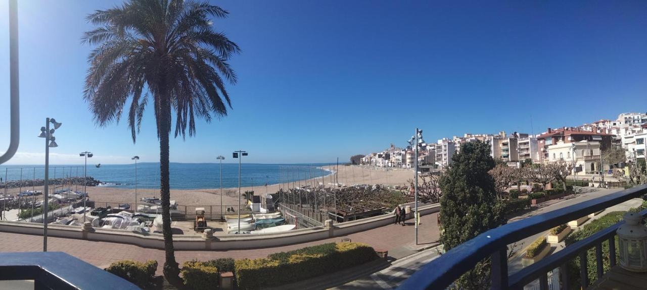 Beachfront Apartment With Private Parking Sant Pol De Mar Exterior photo