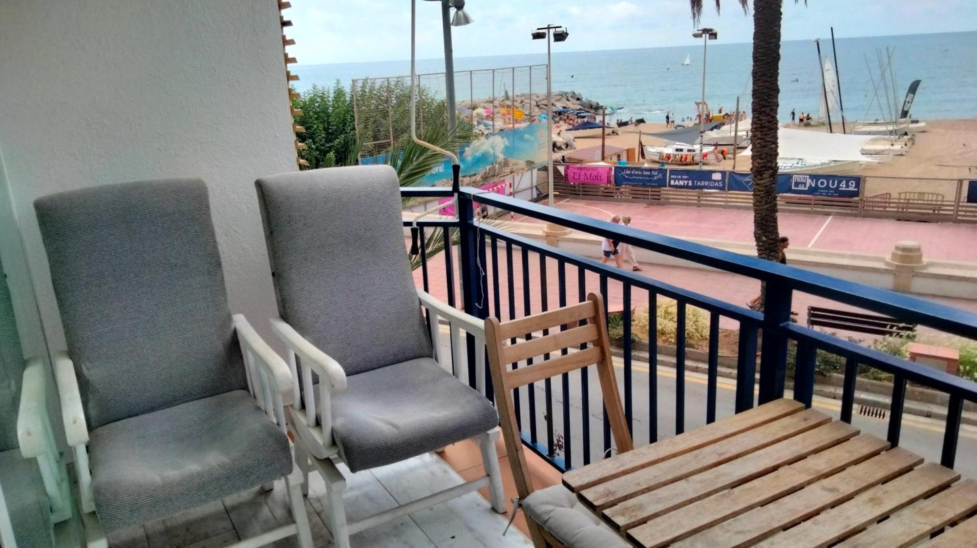 Beachfront Apartment With Private Parking Sant Pol De Mar Exterior photo